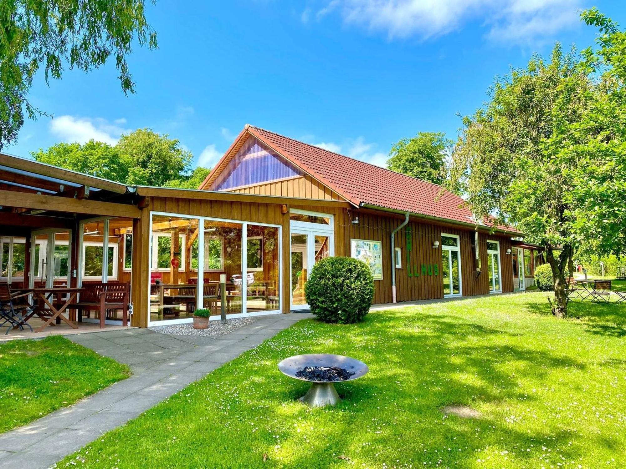 Wellnesshaus Blumenwiese Auf Dem Ostsee Ferienhof Mit Sauna-Whirlwanne Schwienkuhl Esterno foto