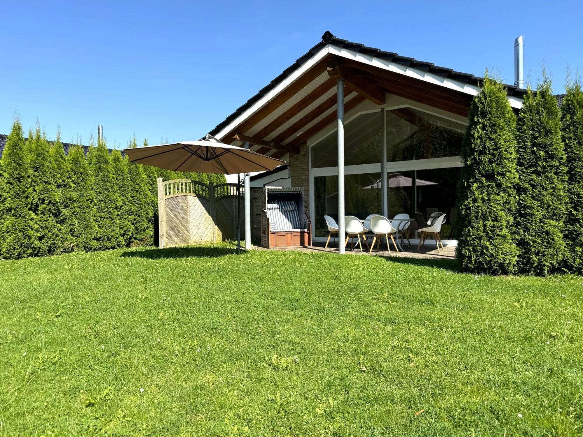Wellnesshaus Blumenwiese Auf Dem Ostsee Ferienhof Mit Sauna-Whirlwanne Schwienkuhl Esterno foto